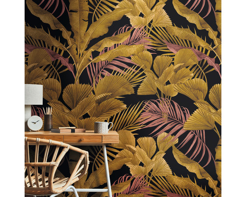 Pokoj s psacím stolem a stěnou s tapetou se vzorem listů