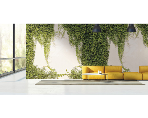 Světlý obývací pokoj s okenní stěnou, zelenou stěnou a žlutou pohovkou