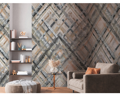 Obývací pokoj s vzorovanou tapetou, křeslem a policí