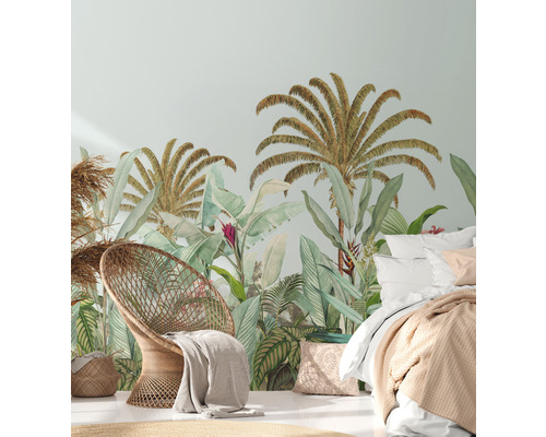 Pokoj s tropickou fototapetou, ratanovým křeslem a postelí