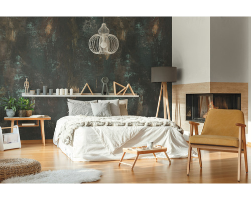 Ložnice s postelí, křeslem a krbem