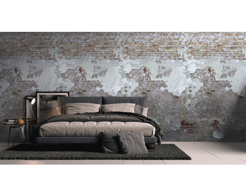 Ložnice s postelí, nočním stolkem a dekorativní stěnou