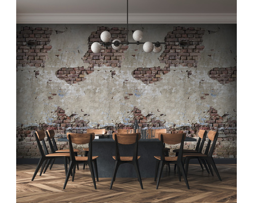 Jídelna s jídelním stolem, židlemi a tapetou s motivem cihel