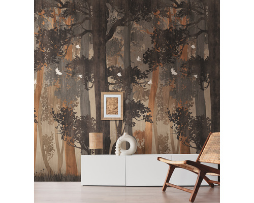 Obývací pokoj s fototapetou s motivem lesa za příborníkem a židlí