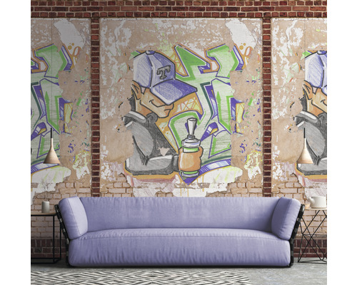 Obývací pokoj s pohovkou a nástěnnou malbou s motivem graffiti.