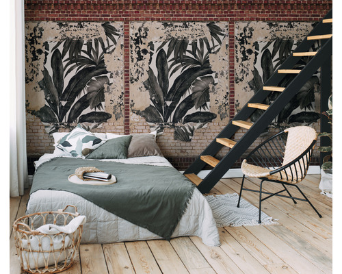 Ložnice s květinovou fototapetou, postelí a žebříkem