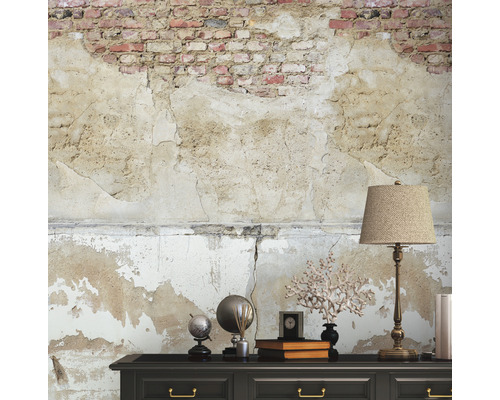 Dekorativní interiér s komodou, lampou a stěnou s omítkou a cihlovými prvky.