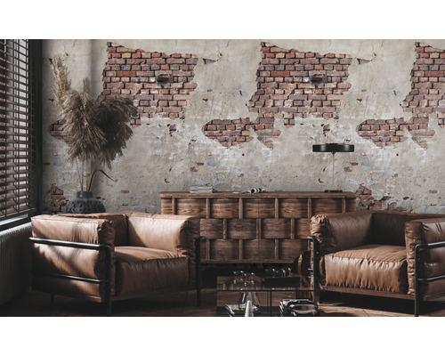 Obývací pokoj s koženými křesly a tapetou se vzorem cihel