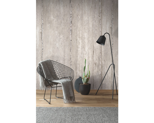 Dekorace obývacího pokoje s křeslem, dekou, stojací lampou a kaktusem