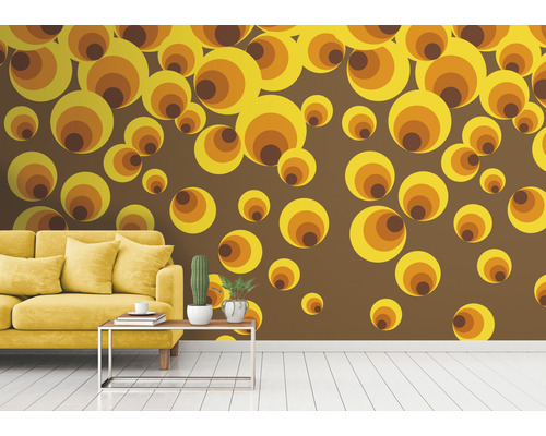 Obývací pokoj s retro tapetou s kruhovým vzorem, pohovkou a konferenčním stolkem