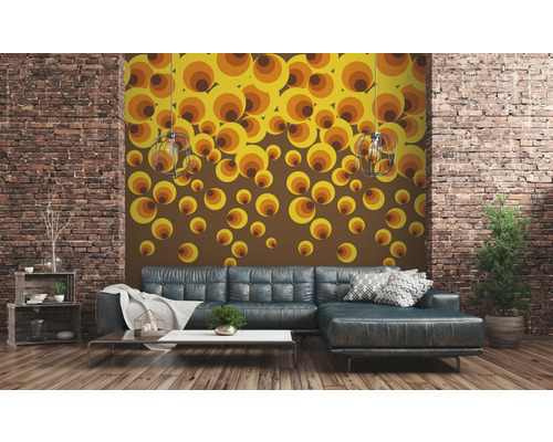 Obývací pokoj s retro tapetou, pohovkou a cihlovou zdí