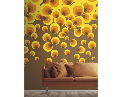 Obývací pokoj s pohovkou a nástěnnou samolepkou s kruhovým vzorem