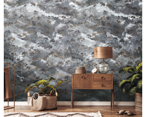 Dekorativní pokoj se vzorovanou tapetou, komodou a pokojovými rostlinami.