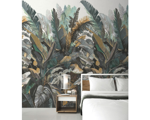 Ložnice s vzorovanou tapetou džungle, nočním stolkem a postelí