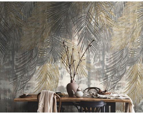 Jídelna s jídelním stolem a tapetou s motivem palem