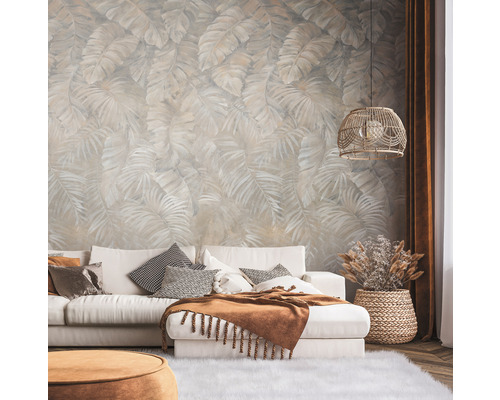 Obývací pokoj s vzorovanou tapetou, pohovkou, polštáři a lampou.