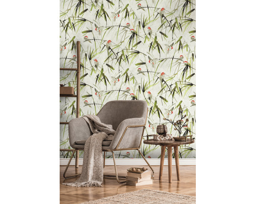 Dekorativní pokoj s vzorovanou tapetou, křeslem a odkládacím stolkem