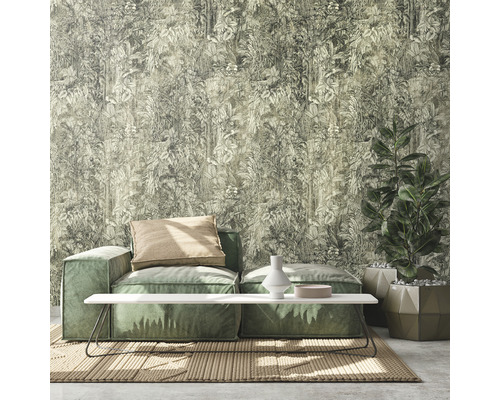 Obývací pokoj s pohovkou, stolem, pokojovou rostlinou a tapetou s motivem džungle