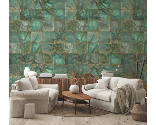 Obývací pokoj se zelenou tapetou se vzorem bambusu, pohovkou a dřevěným stolem
