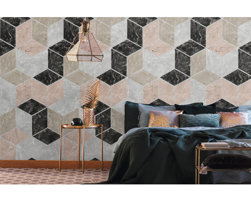 Nástěnná dekorace s trojrozměrnou geometrickou tapetou v ložnici.