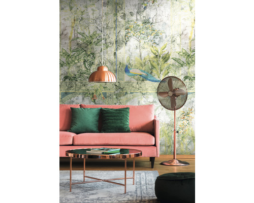 Obývací pokoj s tapetou, pohovkou, polštáři, stolem, lampou a ventilátorem