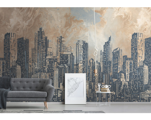 Obývací pokoj s vzorovanou tapetou, pohovkou, odkládacím stolkem a rámem na obrazy