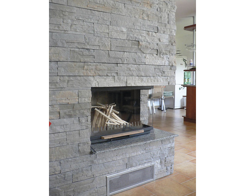 Krb s kamenným obkladem v obývacím pokoji