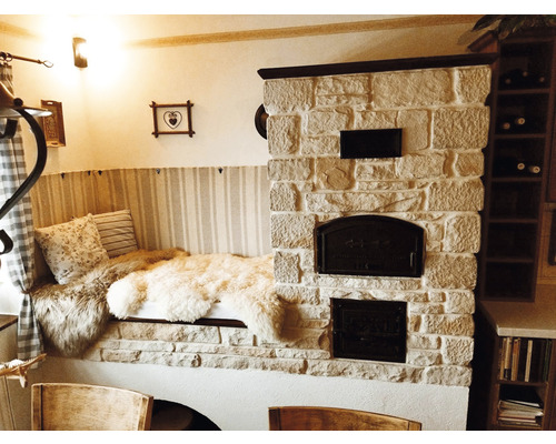 Zdëný sporák s lehátkem, polštái a regály na lahve