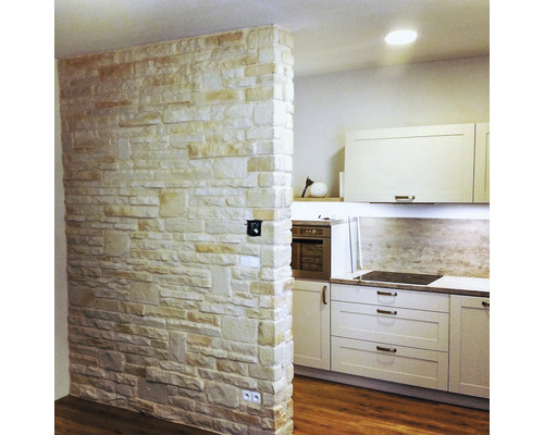 Pohled na kuchyň s kamennou zdí