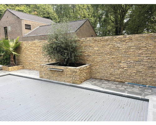 Zahrada s kamennou zdí a krytem bazénu