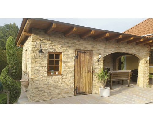 Venkovní pohled na budovu s kamenným obkladem, dřevěným oknem a dřevěnými dveřmi