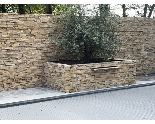 Exteriér s kamennou zdí a osázeným kamenným korytem