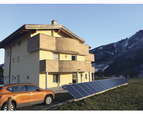 Dům se solárními panely a autem