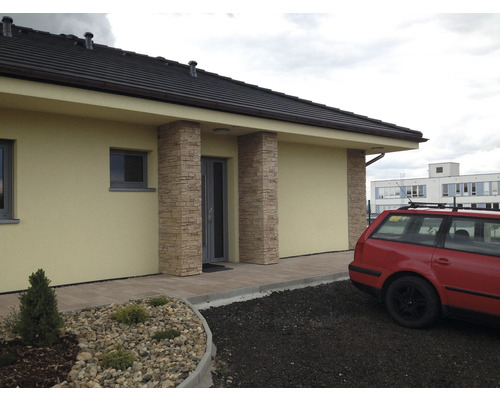 Dům s kamennou fasádou, střešními taškami a dlážděným vchodem