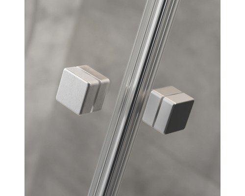 Detail kovového kování sprchového koutu