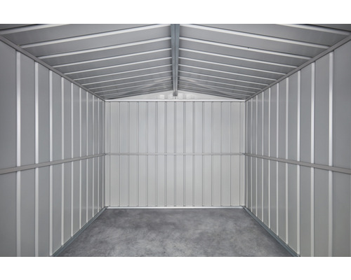 Vnitřní pohled na zahradní kůlnu s kovovou střechou a stěnami