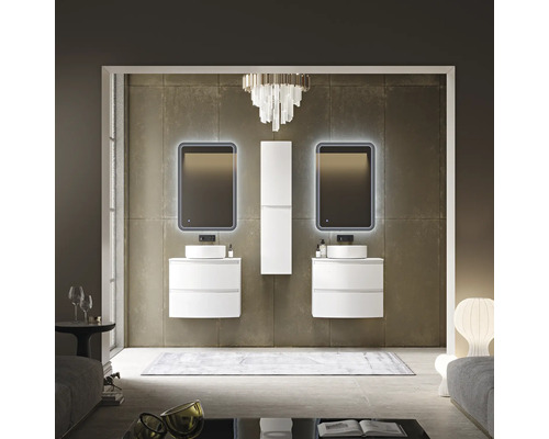 Koupelna se dvěma umyvadly, osvětlenými zrcadly a vysokou skříňkou