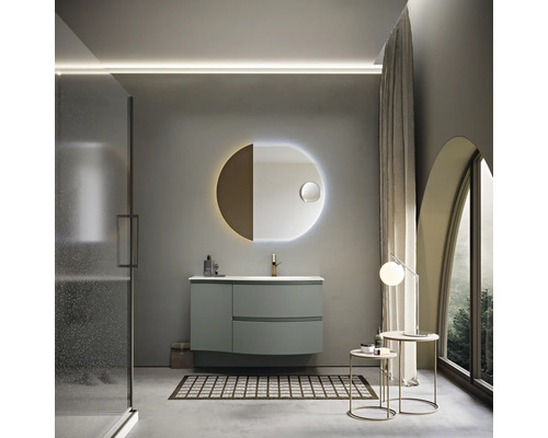 Moderní koupelna s umyvadlovou skříňkou, osvětleným zrcadlem a sprchou.