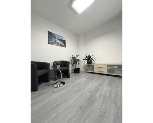 Návrh vybavení pokoje s křesly, konferenčním stolkem, pokojovými rostlinami a příborníkem