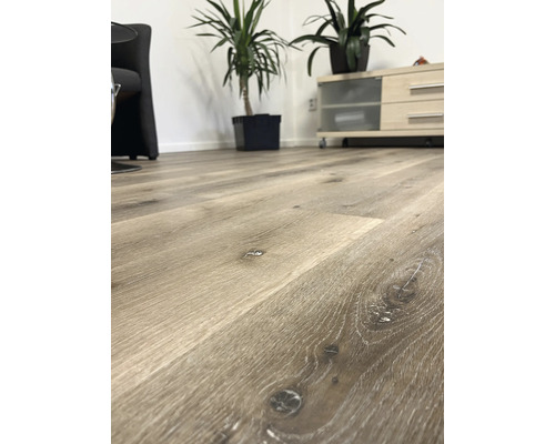 Interiér se světle hnědou dřevěnou podlahou