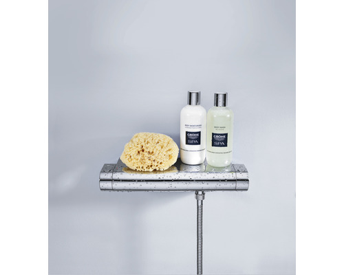 Sprchová armatura s odkládací plochou, koupelová houba, tělové mléko a sprchový gel