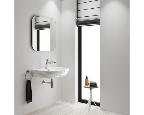 Světlá koupelna s umyvadlem, zrcadlem, oknem se žaluzií a stoličkou