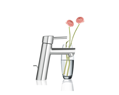 Vodovodní kohoutek s vázou na květiny