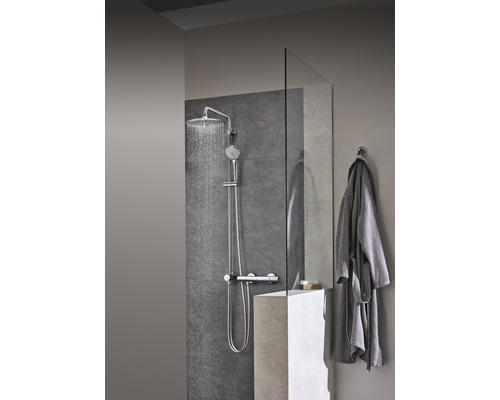 Sprchový systém s hlavovou sprchou, ruční sprchou a termostatickou baterií v moderní koupelně.