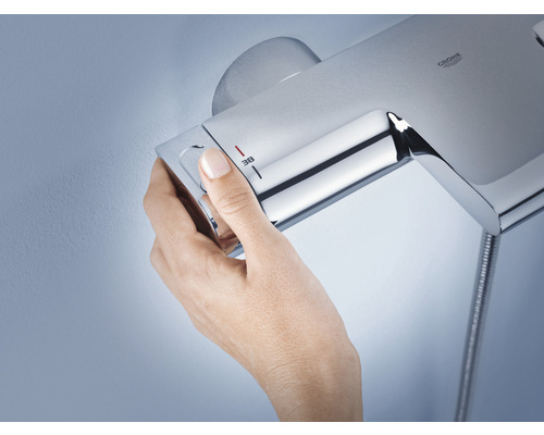 Ruka ovládá sprchovou baterii Grohe pro nastavení teploty