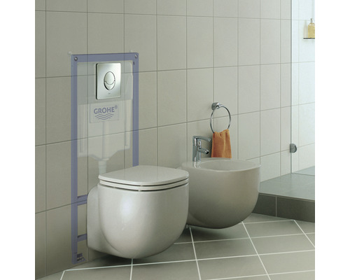 Koupelna se závěsným WC, instalačním prvkem a bidetem