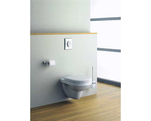 Závěsný záchod s ovládacím panelem, držákem toaletního papíru a WC štětkou v koupelně