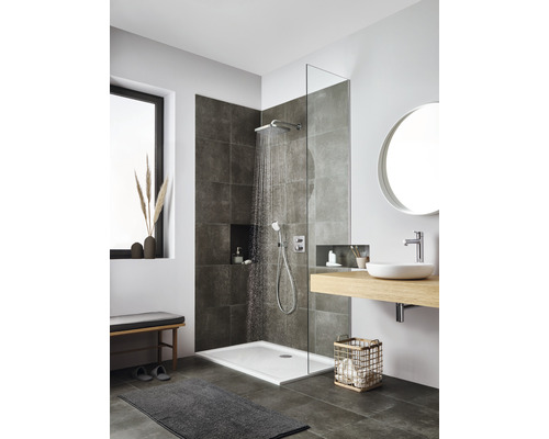 Koupelna se sprchou, umyvadlem a zrcadlem