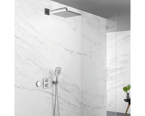 Koupelna s hlavovou sprchou, ruční sprchou a termostatickou baterií na mramorové zdi