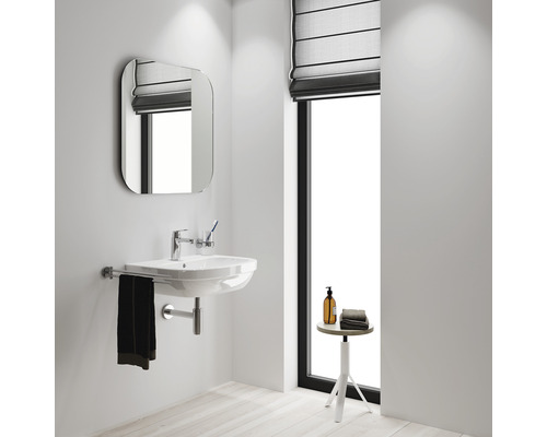 Koupelna s umyvadlem, zrcadlem a oknem se stahovací roletou